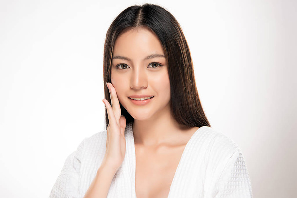 Hermosa mujer asiática joven con aspecto de piel limpia y fresca. Chica belleza cuidado de la cara. Tratamiento facial. Cosmetología, belleza y spa. - Foto, imagen