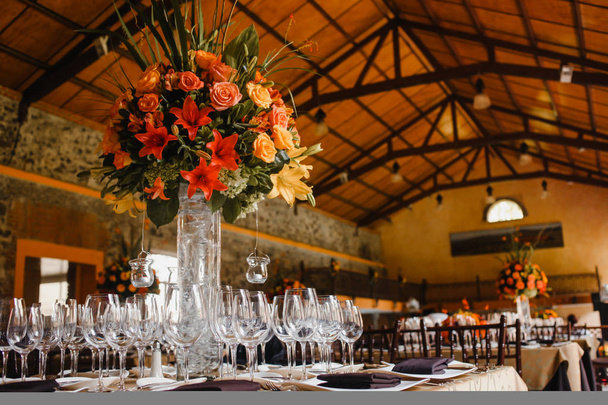 configuración de la mesa, mesa de invitados de boda, disposición de la recepción en coral vivo pantone
 - Foto, imagen