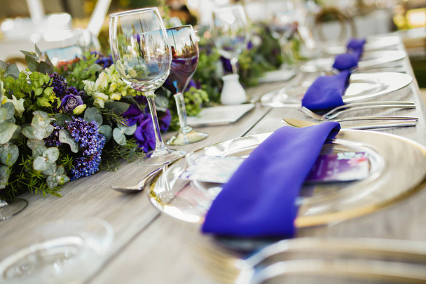 налаштування столу, весільний гостьовий стіл, розкладка прийому ультрафіолетовий
 - Фото, зображення