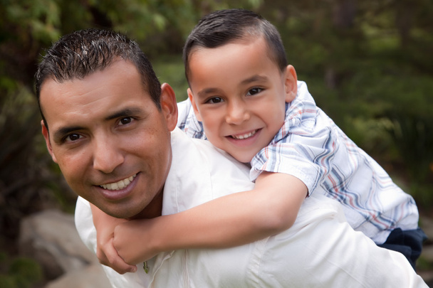 Padre e hijo hispanos divirtiéndose
 - Foto, imagen