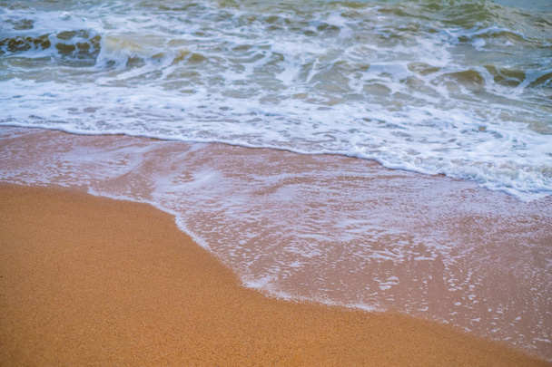 Sommerurlaub Blick auf den blauen Himmel mit schönem Meer. Wellenmeer am Sandstrand. für Reisen in den Urlaub. Hintergrund Natur. - Foto, Bild