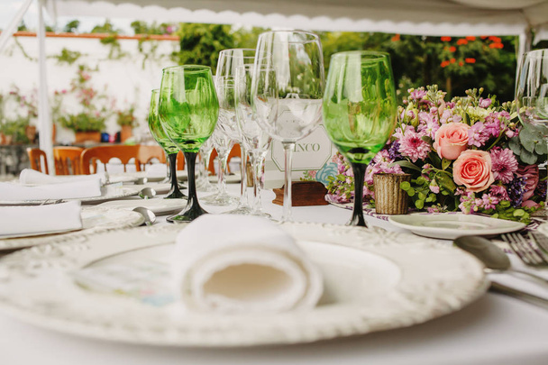 налаштування любовного столу, весільний гостьовий стіл, розкладка рецепції сільського та старовинного фону
 - Фото, зображення