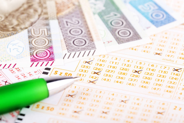 Lottoschein mit Stift und poliertem Geld  - Foto, Bild