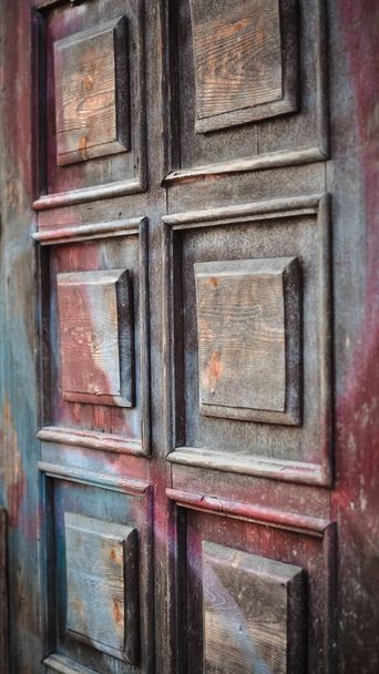 Старовинні дерев'яні текстуровані недбало пофарбовані вхідні двері крупним планом
. - Фото, зображення
