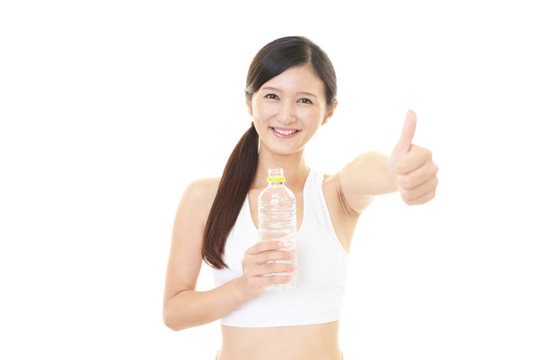 Mujer bebiendo una botella de agua
 - Foto, imagen