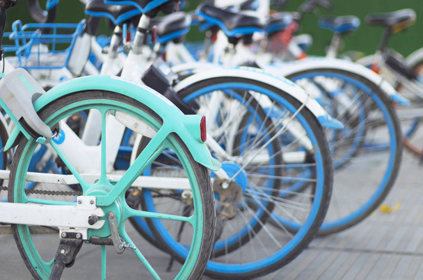 Concepto de bicicleta compartida: compartir bicicletas en la basura urbana
 - Foto, Imagen