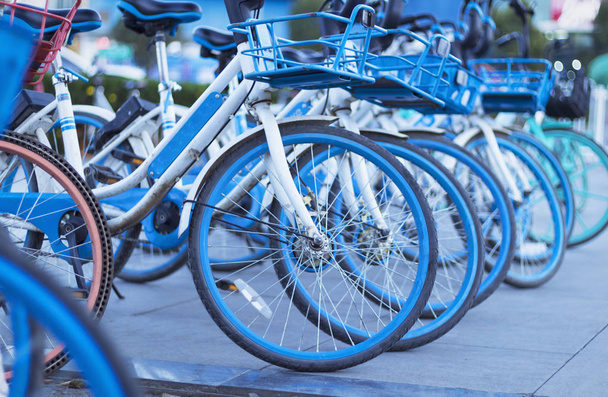 Έννοια ποδήλατο κοινόχρηστο: κοινή χρήση ποδηλάτων στην αστικών απορριμμάτων - Φωτογραφία, εικόνα