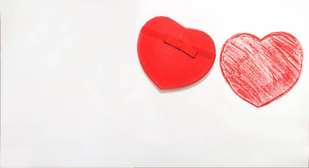Met de hand getekend, krijt hart vorm en cover van hartvormige geschenkdoos geïsoleerd op witte achtergrond.Vakantie concept met geïsoleerde achtergrond. - Foto, afbeelding