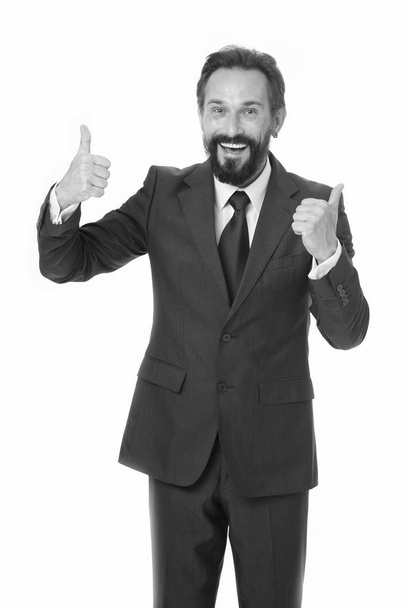 男はビジネスで成功するために親指を表示します。ビジネスウェアの幸せな男。すべての権利です。成功のために親指を立て - 写真・画像