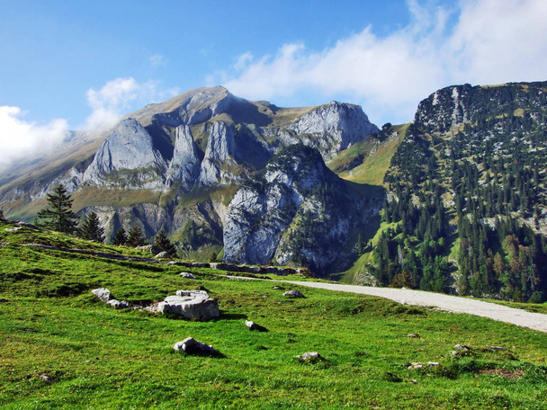 Mira los picos de la cordillera alpina Alpstein - Cantón de Appenzell Innerrhoden, Suiza
 - Foto, imagen