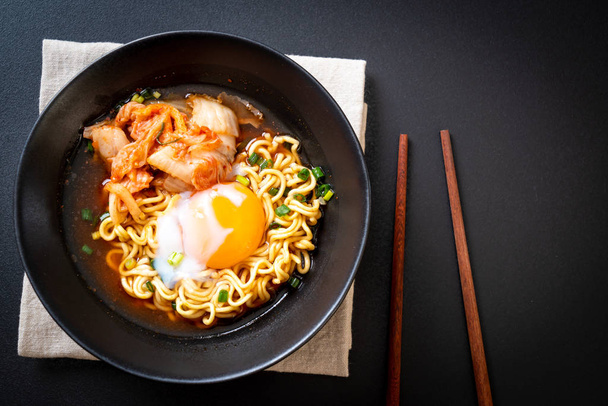 Korean instant noodles with kimchi and egg - Korean ramen style - Фото, изображение
