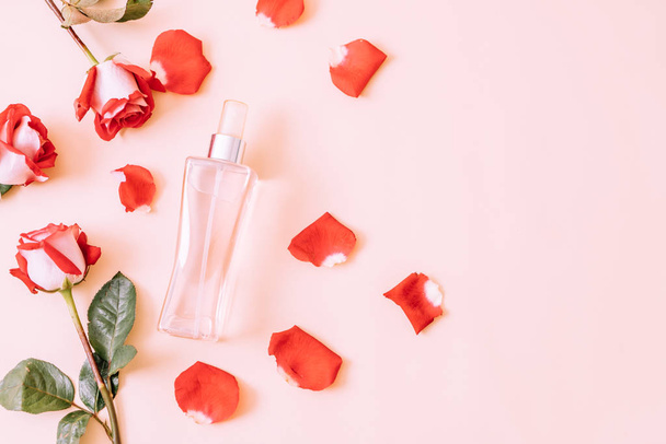 perfume bottle with rose petal on background - 写真・画像