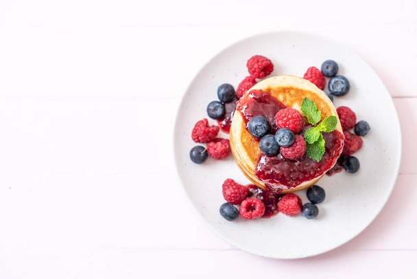 souffle pancake with fresh raspberries and blueberries - Fotoğraf, Görsel