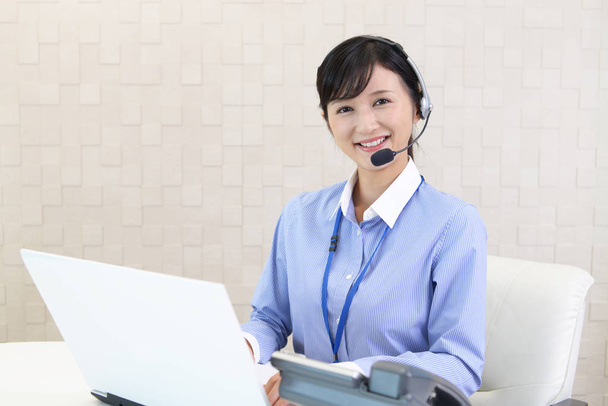 Operador de call center sorridente
 - Foto, Imagem