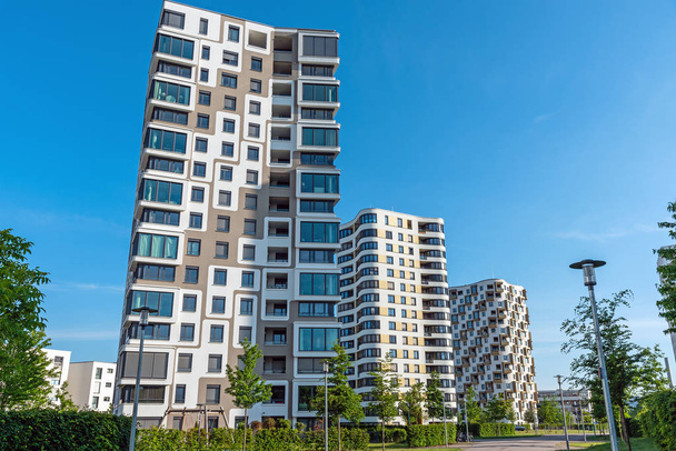 Edifícios modernos de apartamentos de vários andares vistos em Munique, Alemanha
 - Foto, Imagem