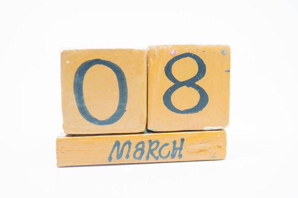 8 marca. 8 dzień miesiąca, ręcznie robione drewniane kalendarz na białym tle. Wiosną miesiąc, dzień roku koncepcji. - Zdjęcie, obraz