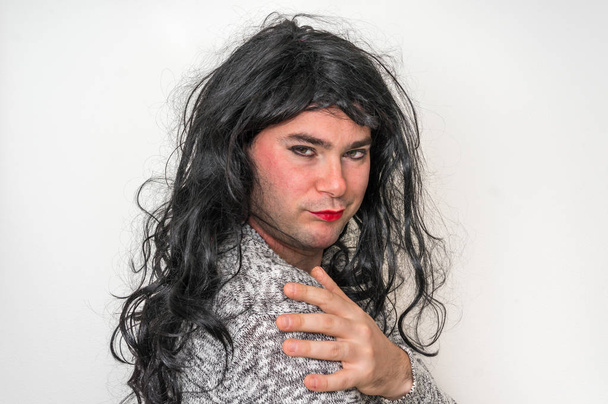 Σέξι άνδρας ντυμένος ως γυναίκα - τραβεστί και αμφιφυλόφιλων έννοια - Φωτογραφία, εικόνα