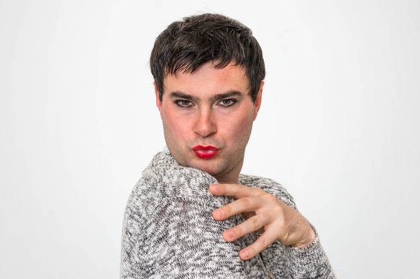 Привлекательный сексуальный мужчина с макияжем выглядит как женщина - транссексуальная и бисексуальная концепция
 - Фото, изображение