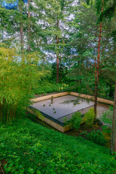 Vista do Jardim de Areia e Pedra entre árvores no Portland Japanese Garden, Portland, EUA
 - Foto, Imagem