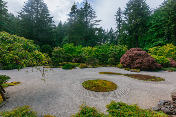Blick auf Sandgarten unter Bäumen bei Portland japanischen Garten, Portland, USA - Foto, Bild