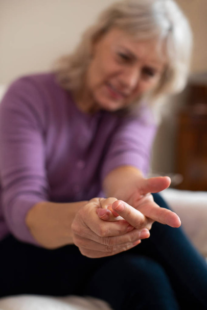 Senior Woman At Home Suffering With Arthritis - Fotografie, Obrázek