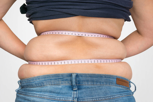 Femme en surpoids avec du ruban adhésif mesure la graisse sur le ventre concept d'obésité
 - Photo, image