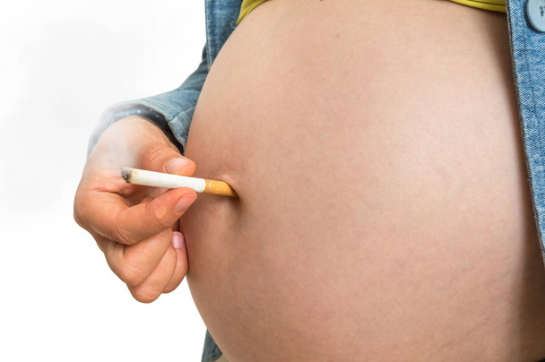 Schwangere skrupellose Frau mit Zigarette - Rauchersuchtkonzept - Foto, Bild
