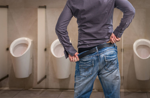 Man wil pee - concept van urine-incontinentie - Foto, afbeelding