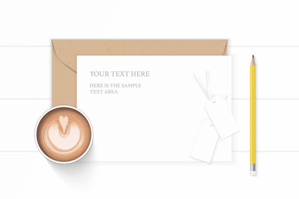 flache Lay Draufsicht elegante weiße Komposition Brief Kraft Papier Umschlag gelber Bleistift Kaffee und Tags auf Holzhintergrund. - Vektor, Bild