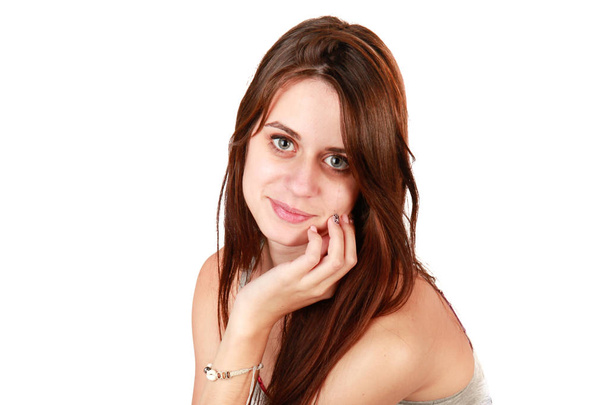 süßes Porträt einer hübschen jungen Frau mit blauen Augen und braunen Haaren - Foto, Bild