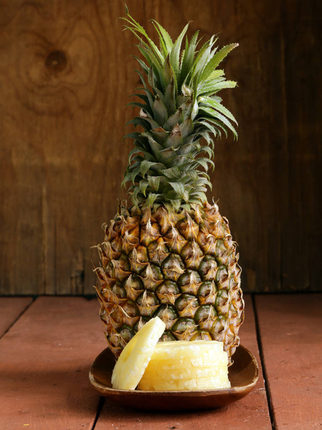 Tatlı tatlı organik ananas - Fotoğraf, Görsel