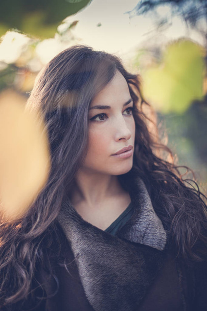 atrakcyjna młoda kobieta portret Zima w lesie  - Zdjęcie, obraz