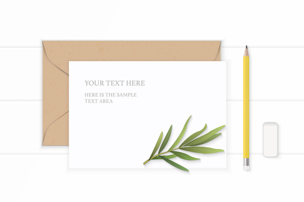 Plat lag boven elegante witte samenstelling brief kraft papier envelop geel potlood gum en Dragon blad bekijken op houten achtergrond. - Vector, afbeelding