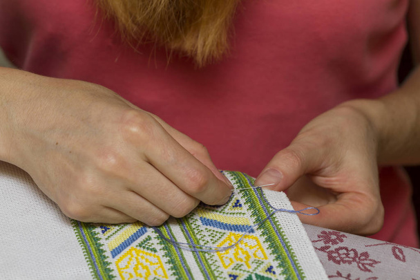 Close up van vrouw borduring traditionele patroon op de stof  - Foto, afbeelding
