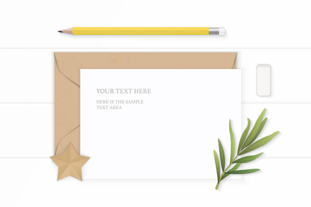 Lapos laikus felülnézeti elegáns fehér kompozíció levél kraft papír boríték tárkony leveles sárga ceruza radír és kézműves csillag alakú fa háttér. - Vektor, kép