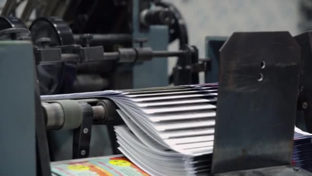 Przenośnik taśmowy w maszynie drukarskiej - Materiał filmowy, wideo