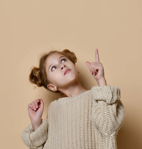 little cute girl pointing up - Foto, imagen