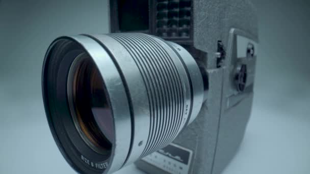 Macro product shot extreme close-up (Ecu) op de onderdelen en details voor een oude Revere (Model 119-D) 8mm filmcamera. - Video