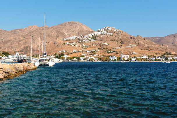 Hermosa bahía y costa de la isla de Serifos en el día de verano. Cícladas, Grecia
 - Foto, imagen