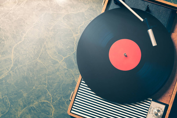 Gramophone plus ancien avec disque vinyle sur table en bois, vue du dessus et espace de copie, style vintage avec tonalité divisée
. - Photo, image