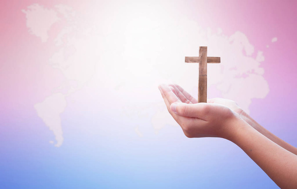 Világ vallás nap koncepció: Emberi nyílt két üres kézzel háttér - Fotó, kép