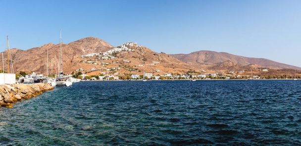 Vista panorámica de la bahía y la costa de la isla de Serifos en el día de verano. Cícladas, Grecia
 - Foto, imagen