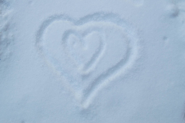Deux cœurs dessinés sur la neige, symbole de la grossesse, amour
. - Photo, image