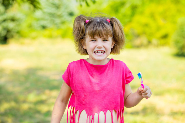 Szczęśliwa dziewczynka szczotkowanie zębów. Higiena jamy ustnej. koncepcja - Zdjęcie, obraz