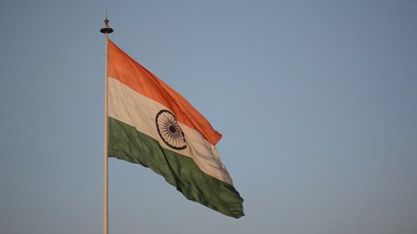Hint ulusal bayrak, üç renkli çırpınan ve Connaught Place, Central Park'ta açılıyor. Delhi, Hindistan genel ekranda en büyük Hint bayrak olduğunu - Video, Çekim