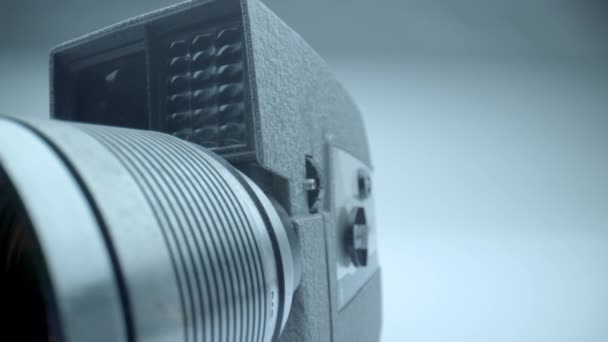 Macro produto tiro extremo de perto (ECU) sobre as peças e detalhes de uma antiga câmera de filme Revere (Modelo 119-D) 8mm
. - Filmagem, Vídeo