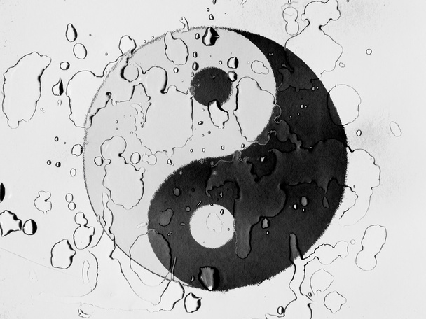 Jing Jang znak namalovaný na pokryté kapkami vody - Fotografie, Obrázek