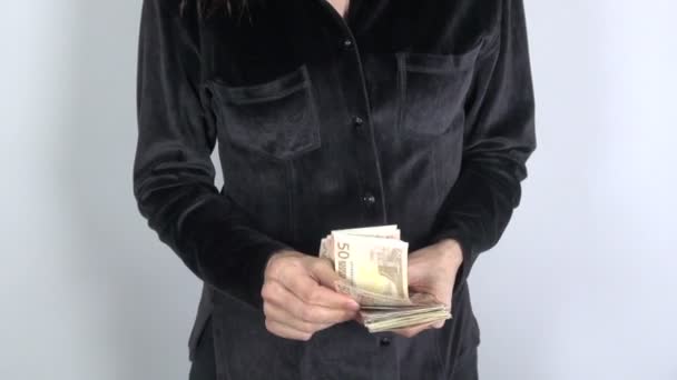 μαύρο πουκάμισο γυναίκα με μεγάλο σωρό των τραπεζογραμματίων - Πλάνα, βίντεο