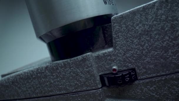 Μακροεντολή προϊόντος πυροβόλησε ακραία κλείσει (Ecu) για τα μέρη και τα στοιχεία του μια παλιά φωτογραφική μηχανή φιλμ 8mm Revere (μοντέλο 119-D). - Πλάνα, βίντεο