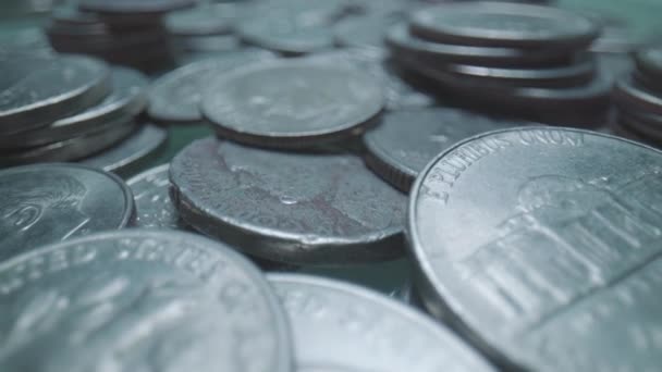 Makro extreme Nahaufnahme (Ecu), die über einer Vielzahl von Silbermünzen schwebt. - Filmmaterial, Video